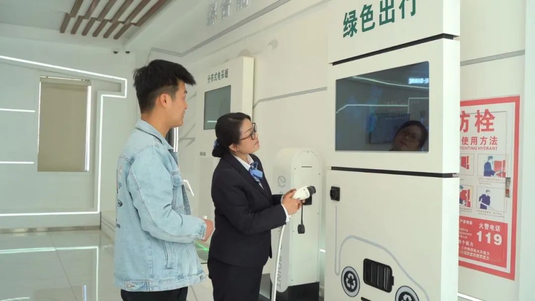 國網(wǎng)敦煌市供電公司強(qiáng)化服務(wù)升級 賦能經(jīng)濟(jì)社會持續(xù)發(fā)展新動(dòng)力