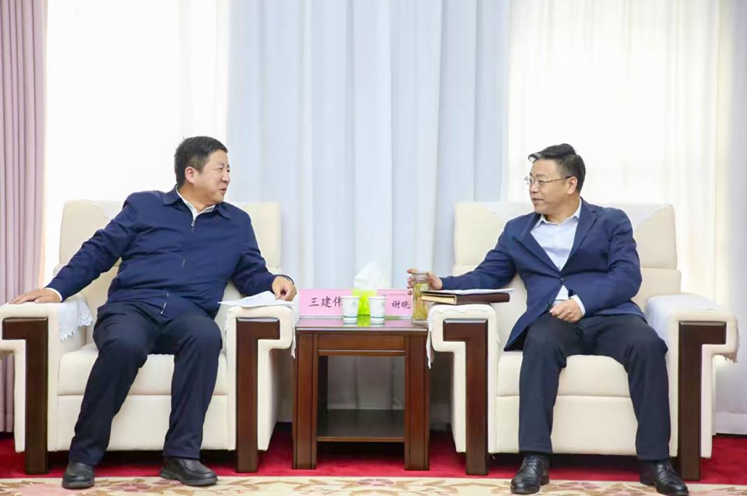 大唐甘肅公司黨委書(shū)記、董事長(zhǎng)王建偉與甘肅能化集團(tuán)黨委書(shū)記、董事長(zhǎng)謝曉鋒會(huì)談