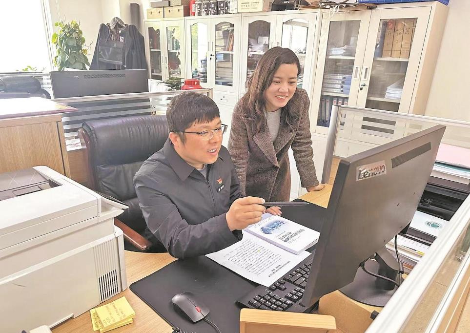 李洪偉：發(fā)揮專長(zhǎng)援藏，助力智庫建設(shè)