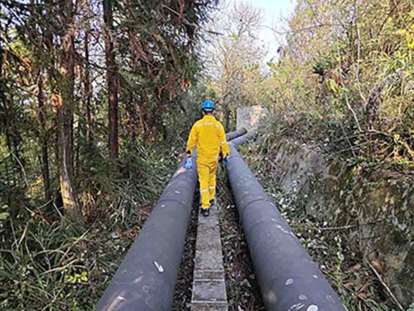 華潤電力漣源公司團(tuán)支部組織開展江邊補(bǔ)給水管線砍青主題團(tuán)日活動