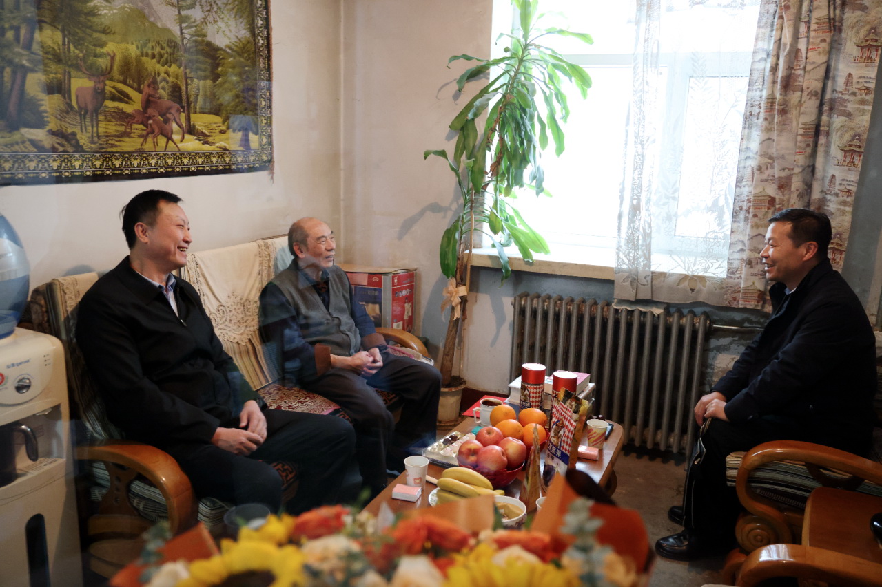 黃河公司黨委副書記于淼走訪慰問老黨員、退休干部周新光