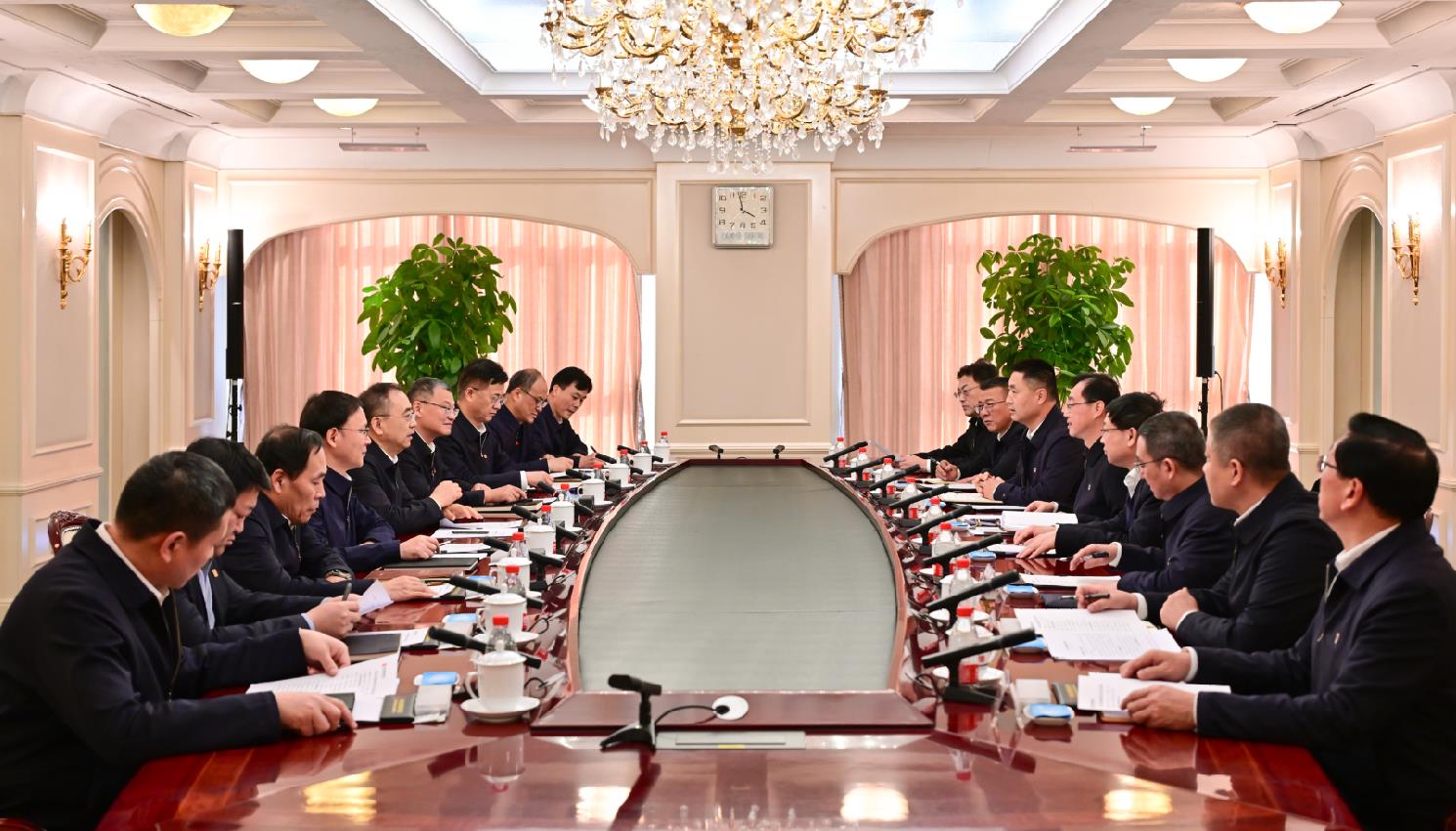 大唐集團(tuán)董事長(zhǎng)鄒磊、總經(jīng)理張傳江與中國(guó)安能董事長(zhǎng)陳奕輝、總經(jīng)理周慶豐會(huì)談