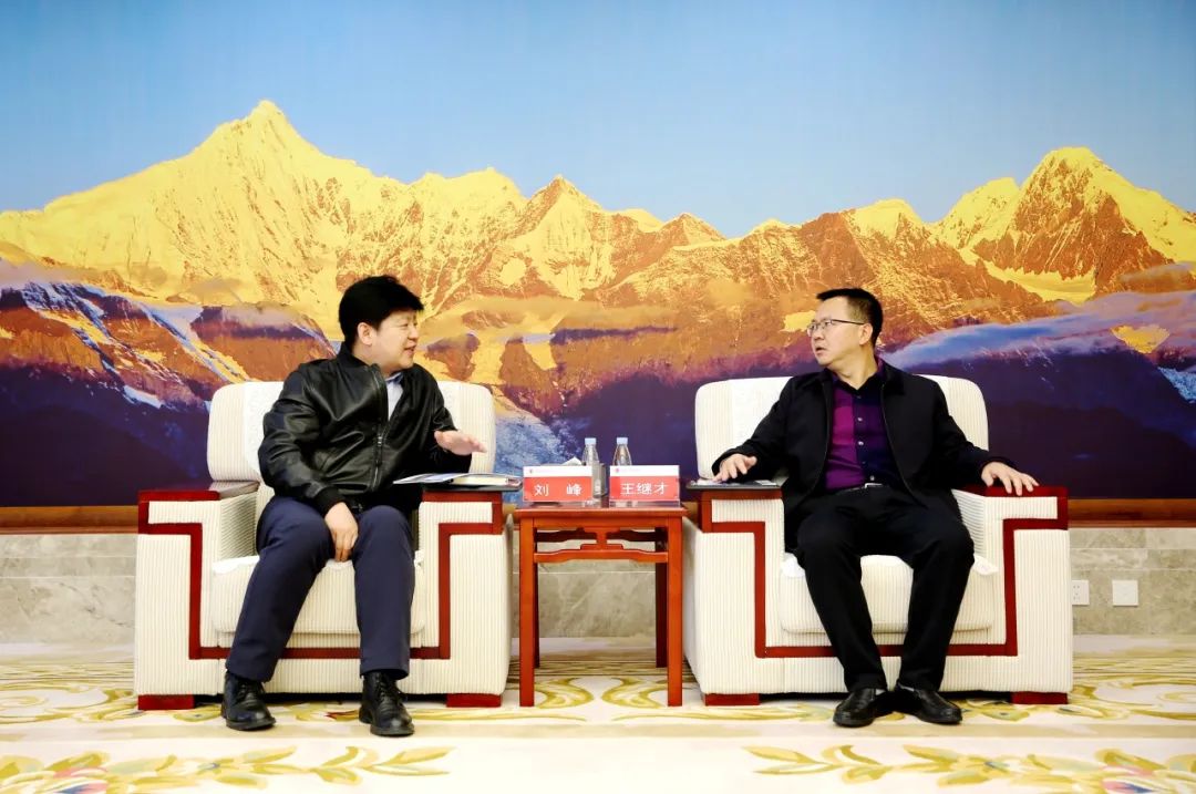 大唐云南公司黨委書(shū)記、董事長(zhǎng)王繼才與華為中國(guó)區(qū)數(shù)字能源業(yè)務(wù)部副總裁劉峰會(huì)談