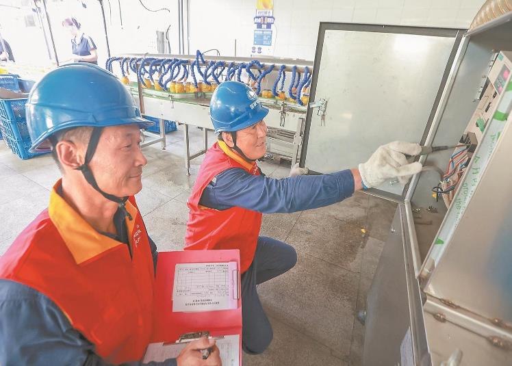 遼寧大連金州新區(qū)供電公司五星黨員“微行動(dòng)”專(zhuān)項(xiàng)行動(dòng)快速響應(yīng)企業(yè)客戶(hù)和居民客戶(hù)的用電需求