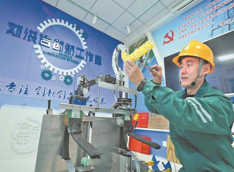 【國(guó)網(wǎng)特等勞?！縿⒑榧骸坝媚X子”爬塔走線 靠創(chuàng)新干出實(shí)效