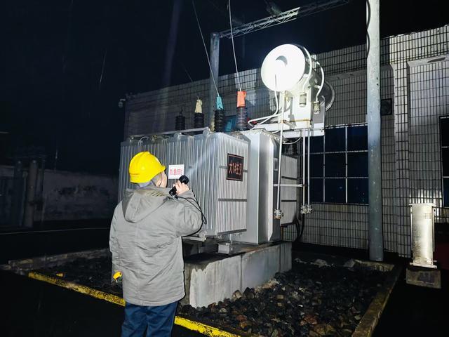 國網(wǎng)偃師供電公司全力應(yīng)對風(fēng)雪，確保供電穩(wěn)定