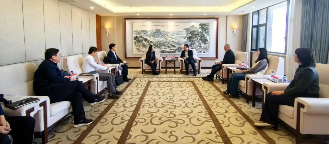 中國(guó)農(nóng)業(yè)銀行吉林省分行黨委委員、副行長(zhǎng)兼長(zhǎng)春分行黨委書記、行長(zhǎng)曹紅一行拜訪華電吉林公司