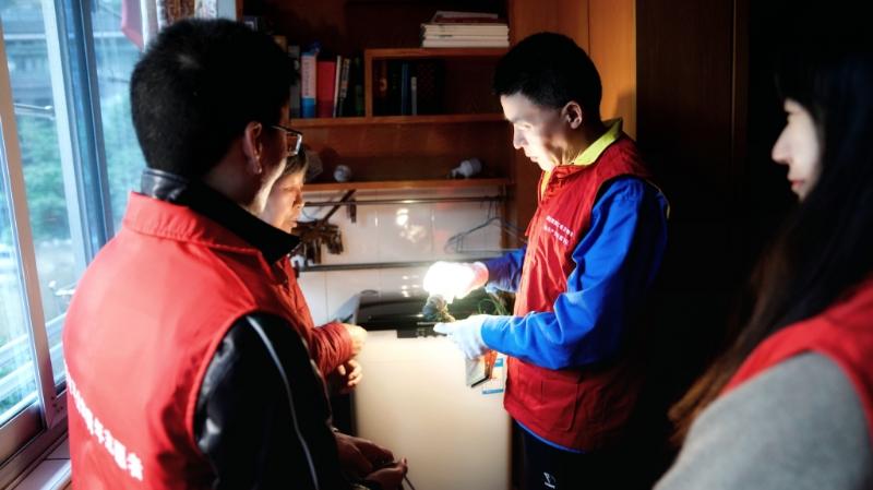 國網(wǎng)浙江物資公司電力青年主動上門服務(wù)，“電暖”千萬家