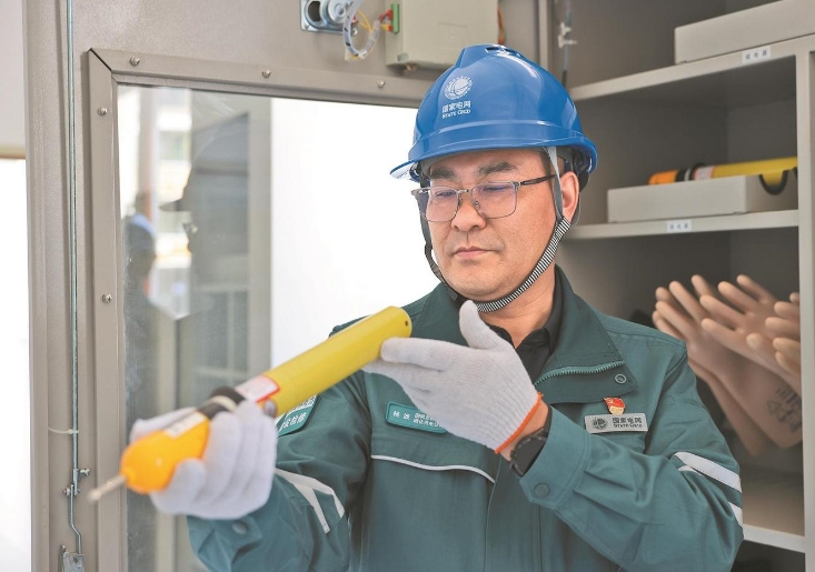 鄉(xiāng)親們的燈亮了，我的心就踏實(shí)了——記全國(guó)勞動(dòng)模范楊波