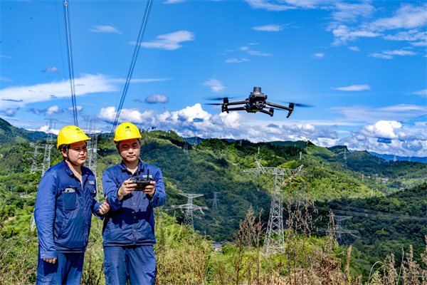 國網(wǎng)重慶超高壓公司：科技護航輸電線路安全運行