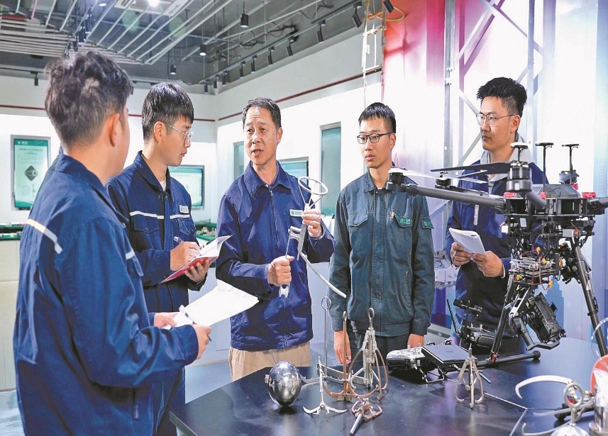 福建廈門供電公司陳國信勞模創(chuàng)新工作室 把現(xiàn)場難題轉(zhuǎn)化為創(chuàng)新課題