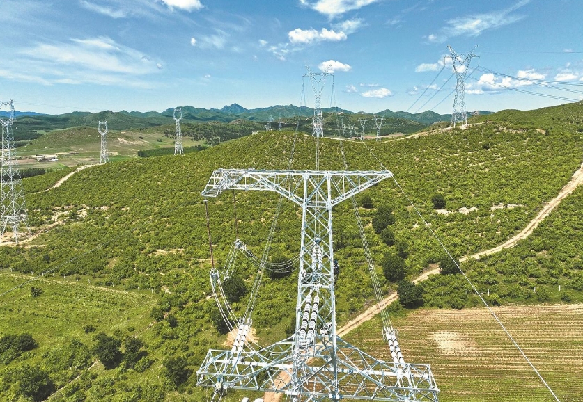 國網蒙東電力“無人機+小飛人升降機裝置”加快輸電通道建設