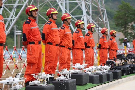 國網(wǎng)天水供電公司無人機(jī)班組里的 “老兵飛手” 用堅守續(xù)寫軍人本色