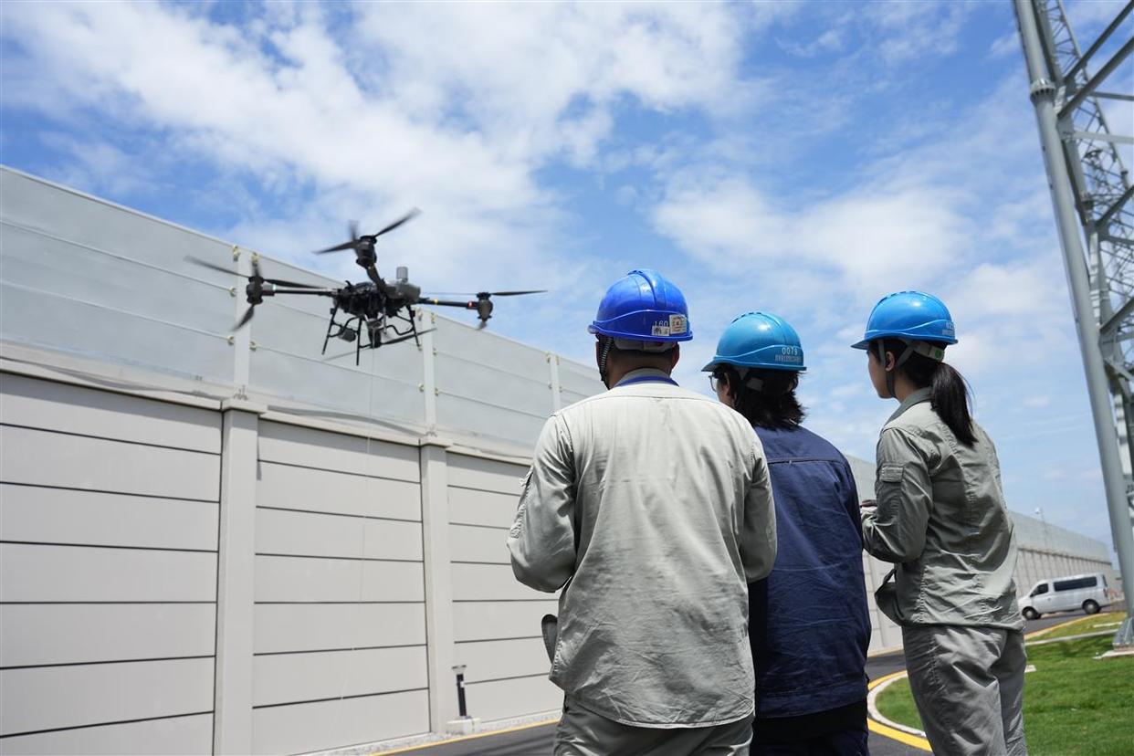 國網(wǎng)湖北電科院首次實現(xiàn)無人機(jī)掛拆特高壓線路參數(shù)測試引線