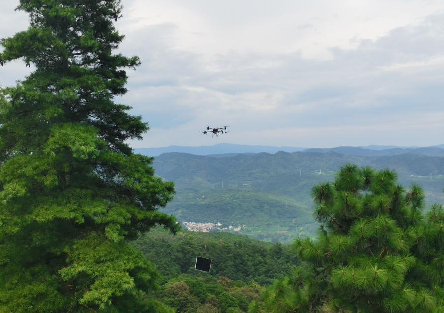 無(wú)人機(jī)“飛”越陡坡，山地光伏施工提速
