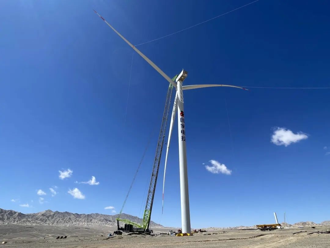 海西50萬(wàn)千瓦風(fēng)電項(xiàng)目首臺(tái)風(fēng)機(jī)完成吊裝